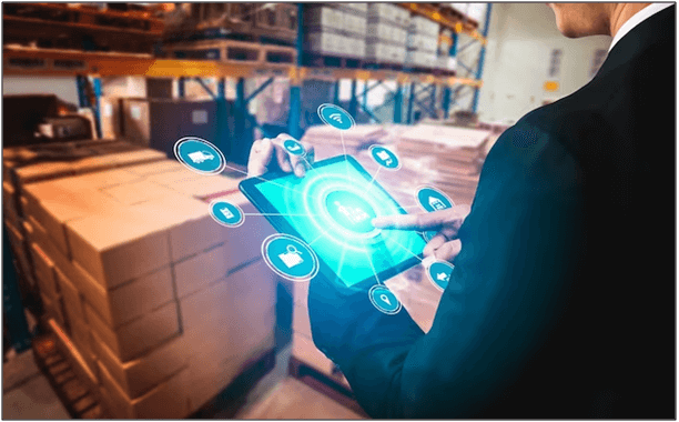 Logistikajuht kasutab nutikas laos digitaalsete ikoonidega tahvelarvutit
