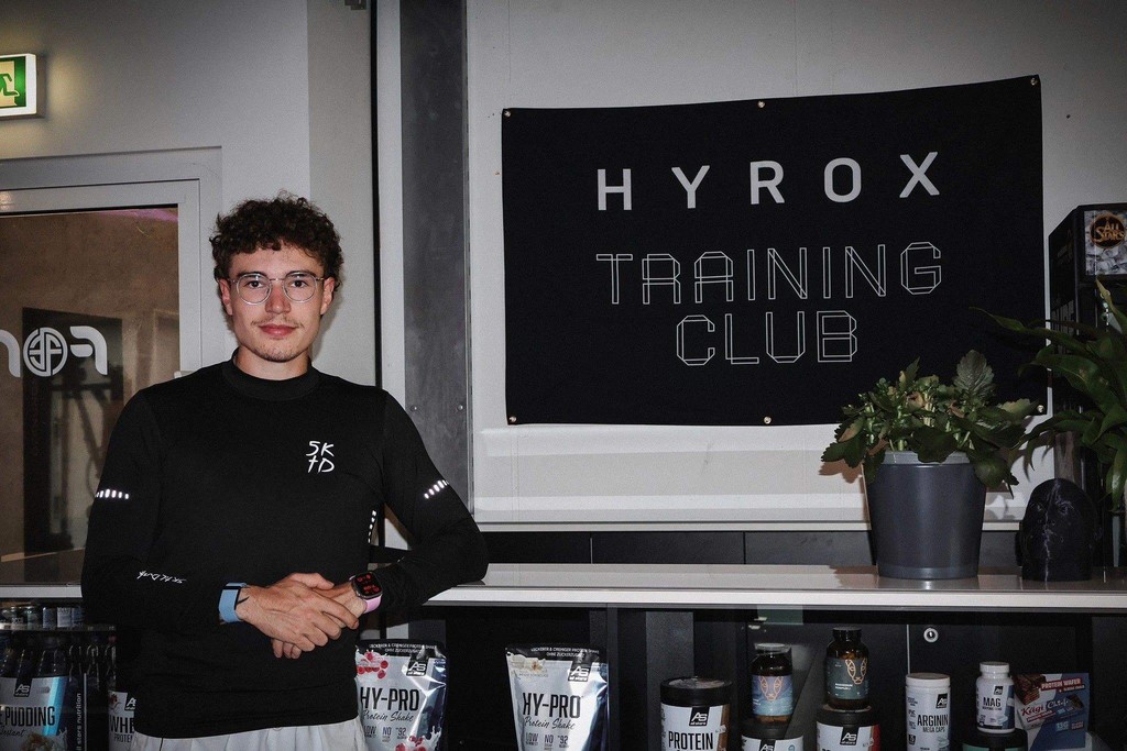 Mats Enggist Head Coach an der Reception des FORCE Training Club Buchs SG