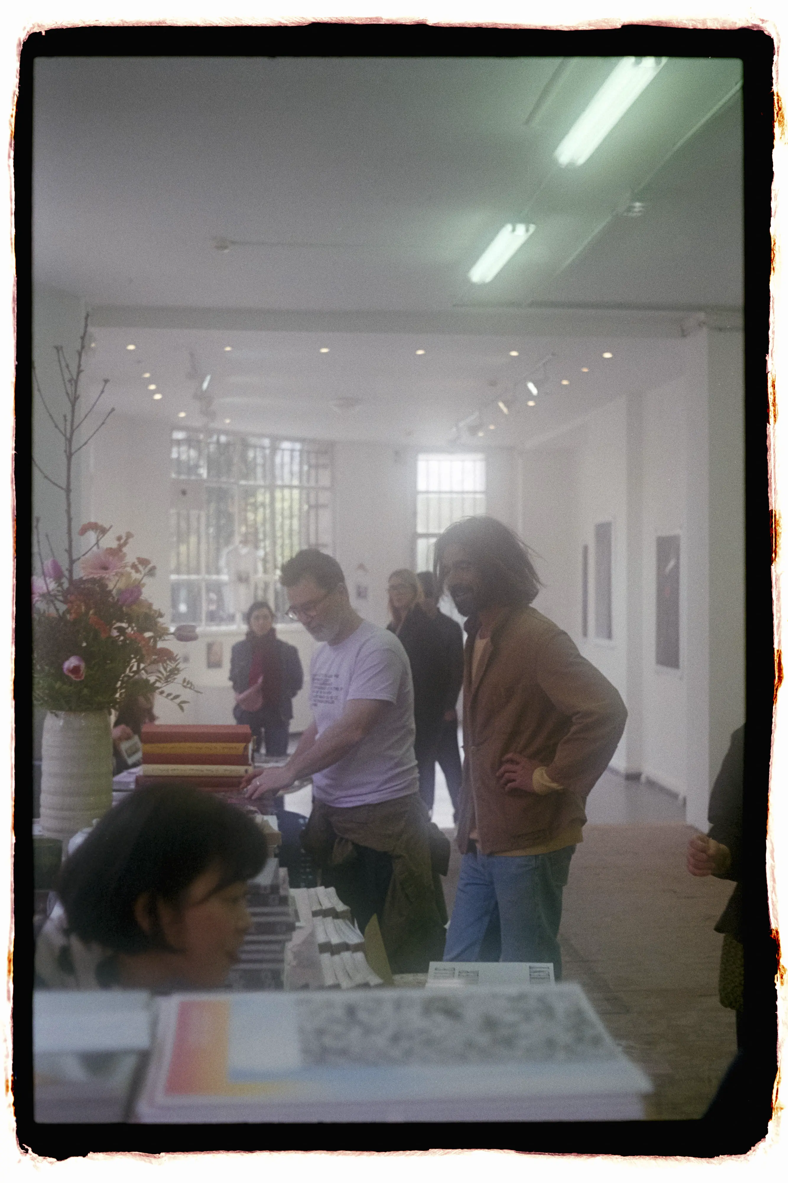 Nicolas Lefebvre en una libreria hablando con alguien