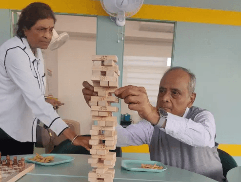 Elder man with knee pain. Knee pain can be treated by physiotherapy and exercise at Aamra Seniors Club Gurugram