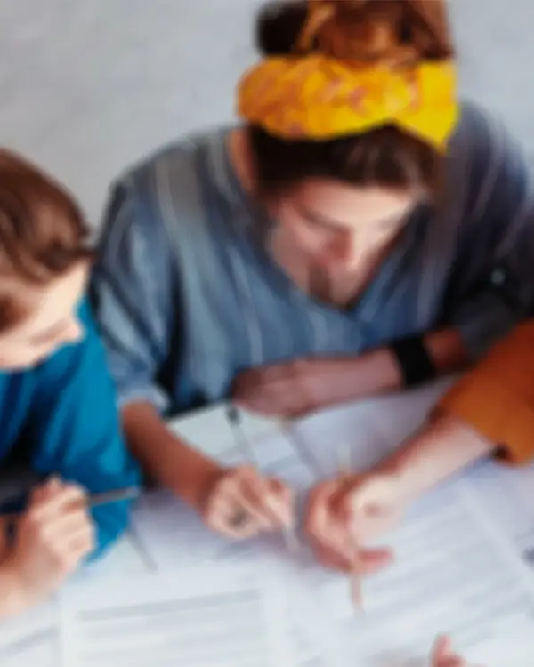 Tým nadace při společné diskusi v kanceláři, připravující se na práci v terénu a hledání řešení na míru.