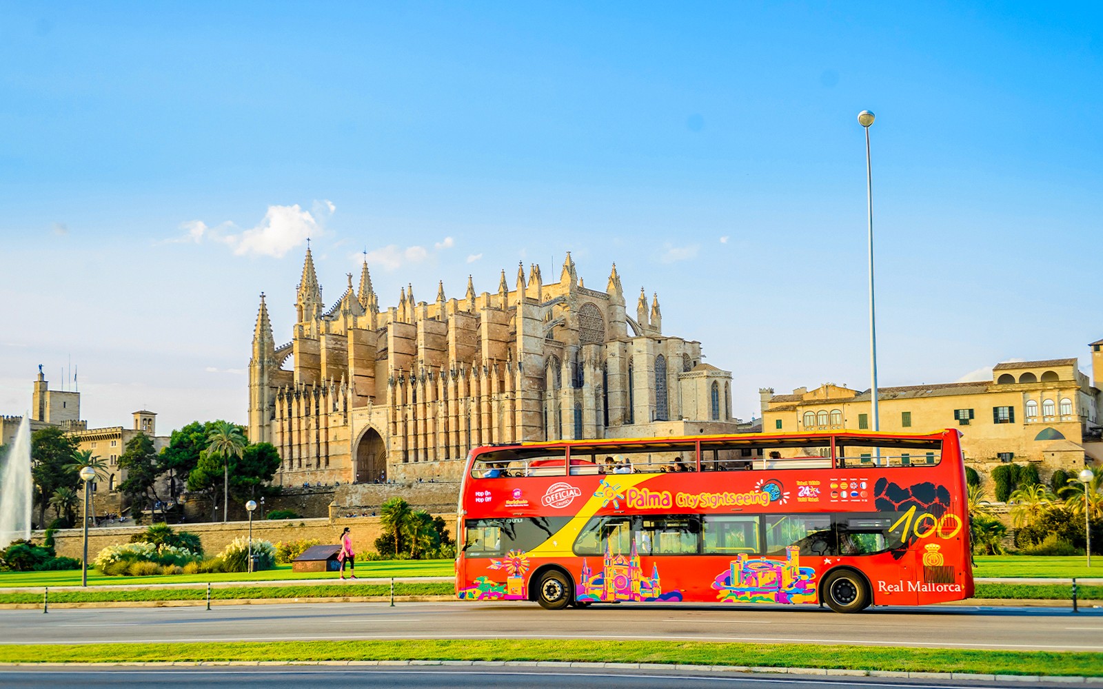 Autobús turístico con paradas cerca de la Catedral de Palma en Palma de Mallorca.