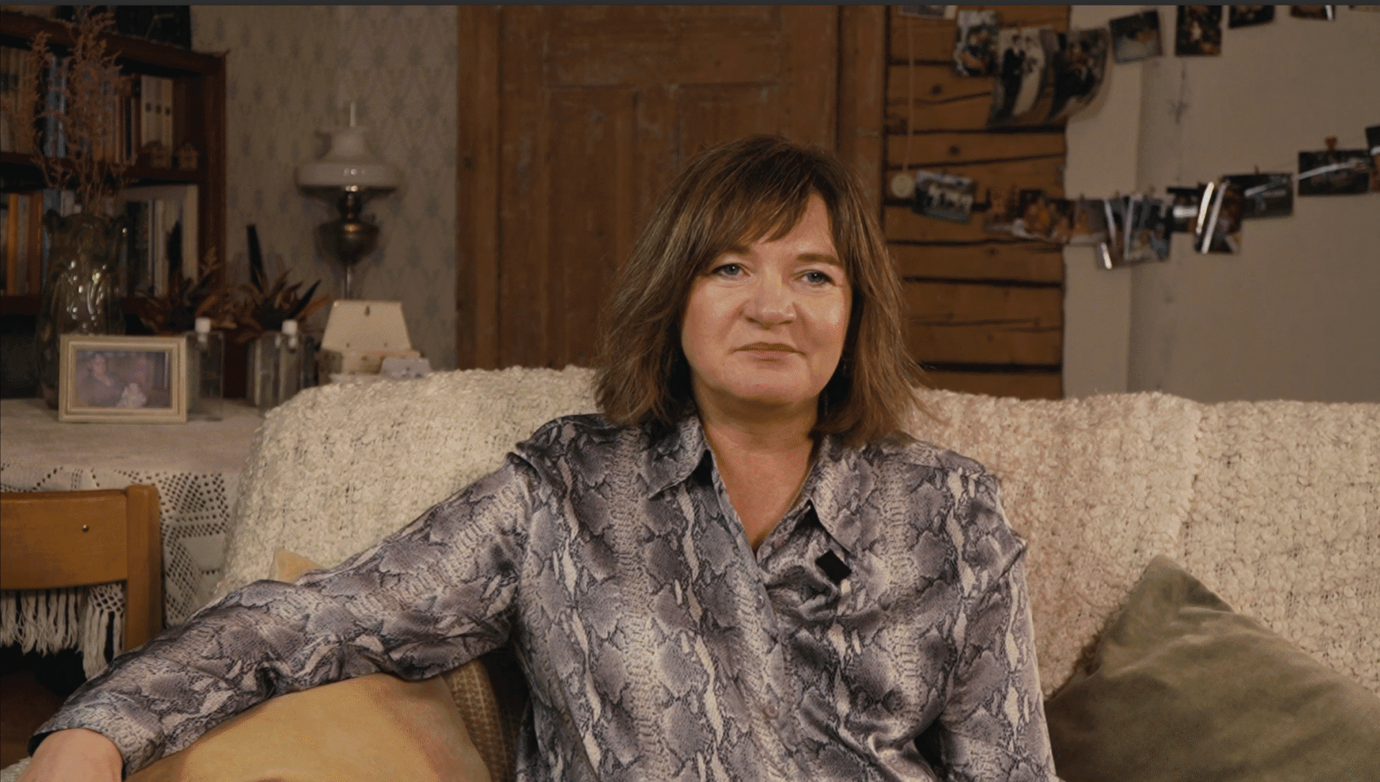 Esmakohtumine naisterahvaga diivanil, koduses keskkonnas