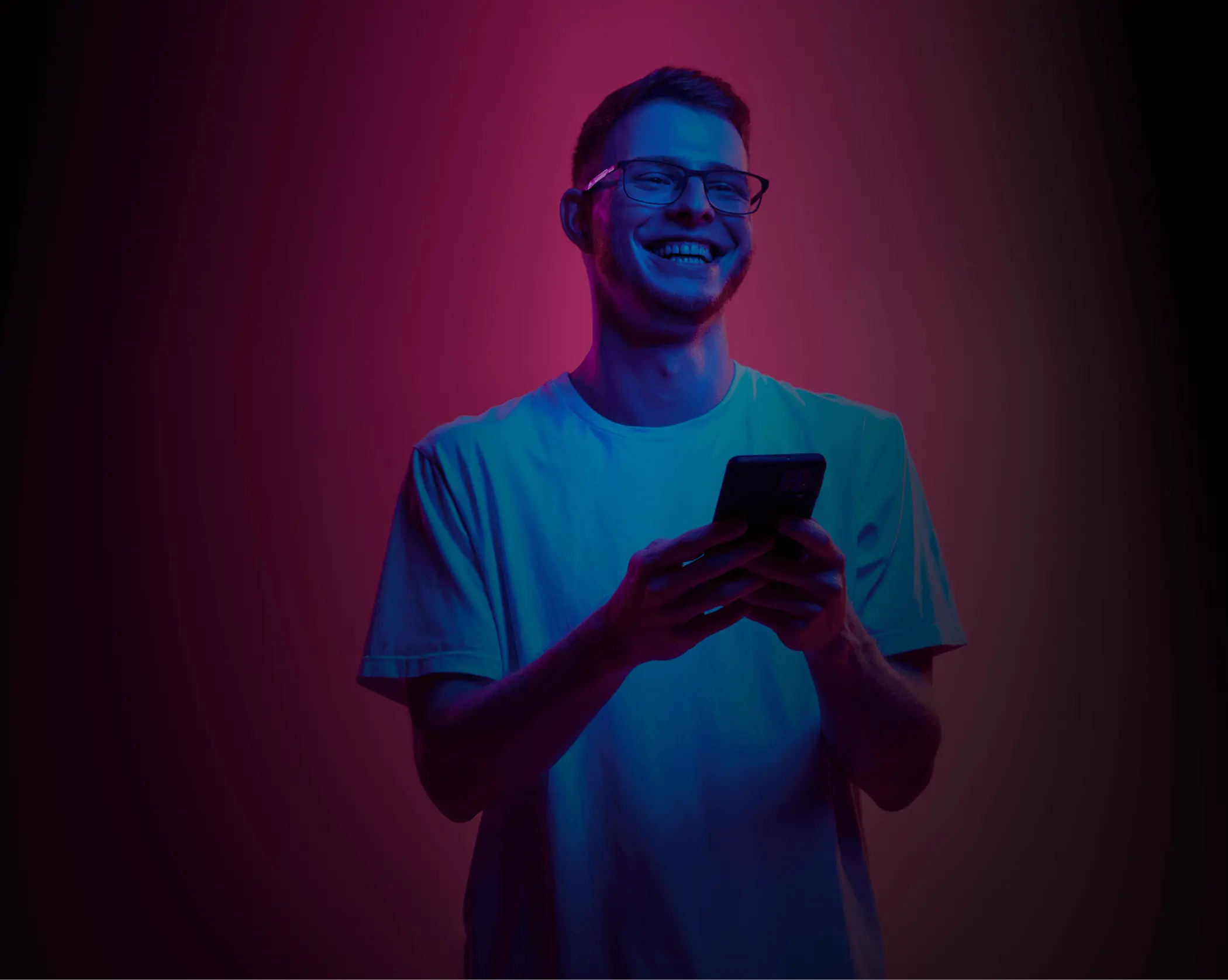 Homen Segurando o celular sorrindo