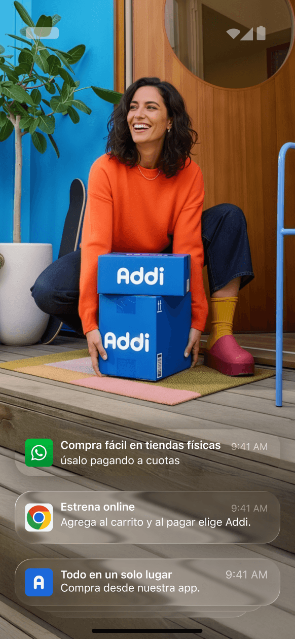 Mujer recibiendo sus compras de Addi junto a mensajes sobre compra física, online y desde la app.