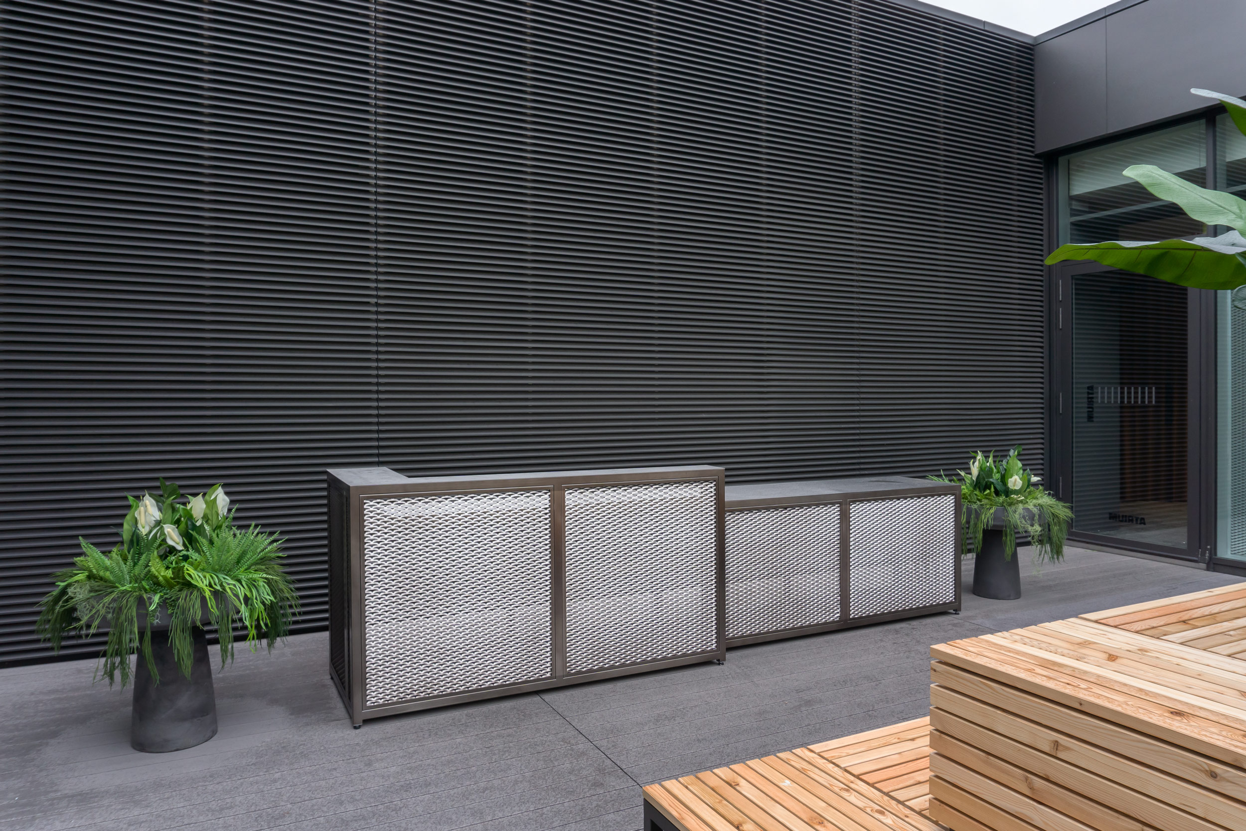 Innen- und Außenbereich verbunden durch offene, lichtdurchflutete Architektur im Campus Founders