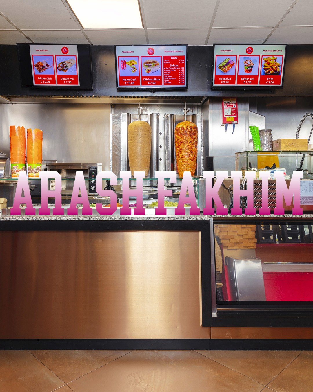 Juicy Kebab is een vaste waarde in de nachtelijke infrastructuur van de Warmoesstraat. De zaak is een plek van snelle stops en late ontmoetingen, waar honger, vermoeidheid en gezelligheid samenkomen. Tussen neonlicht en draaiend spit fungeert Juicy Kebab als een informele ontmoetingsplek waar de straat nooit helemaal tot stilstand komt.