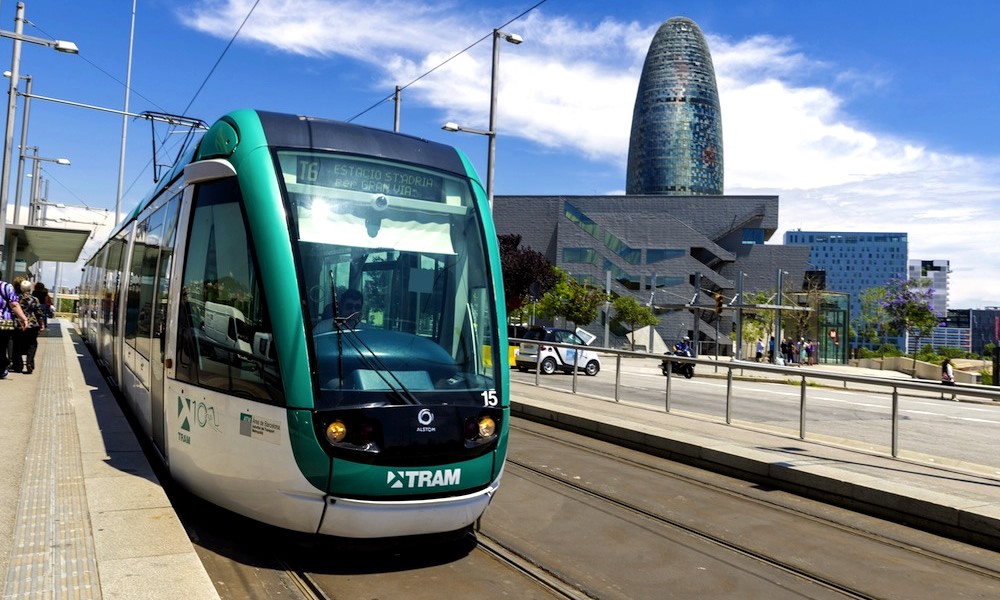 Tram in Barcelona rijdend door de stad, openbaar vervoer in Barcelona