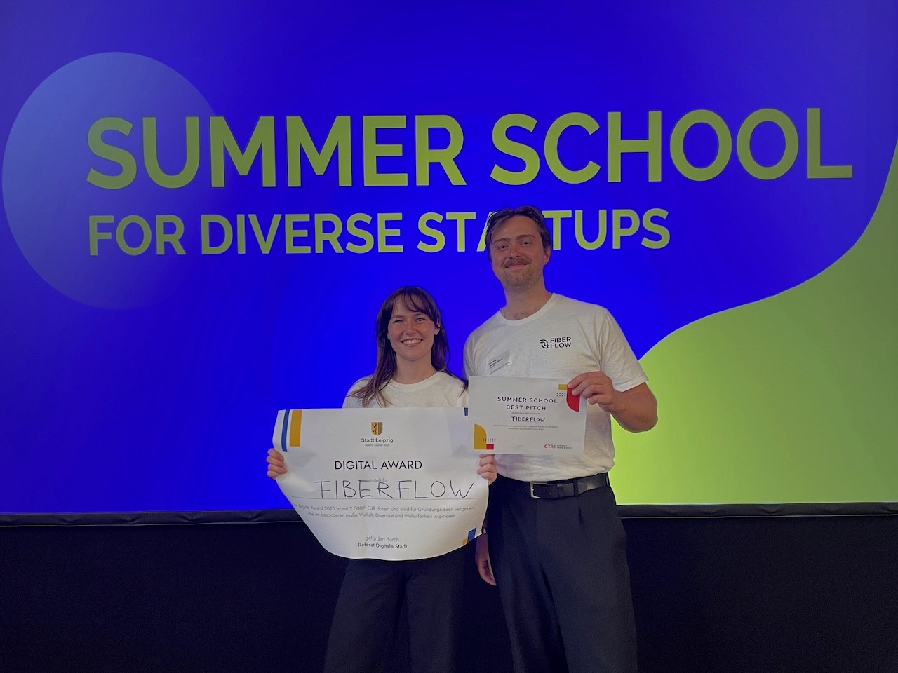 Co-Founders of FiberFlow, Ludwig and Lena, holding the Digital Award Prize Sign