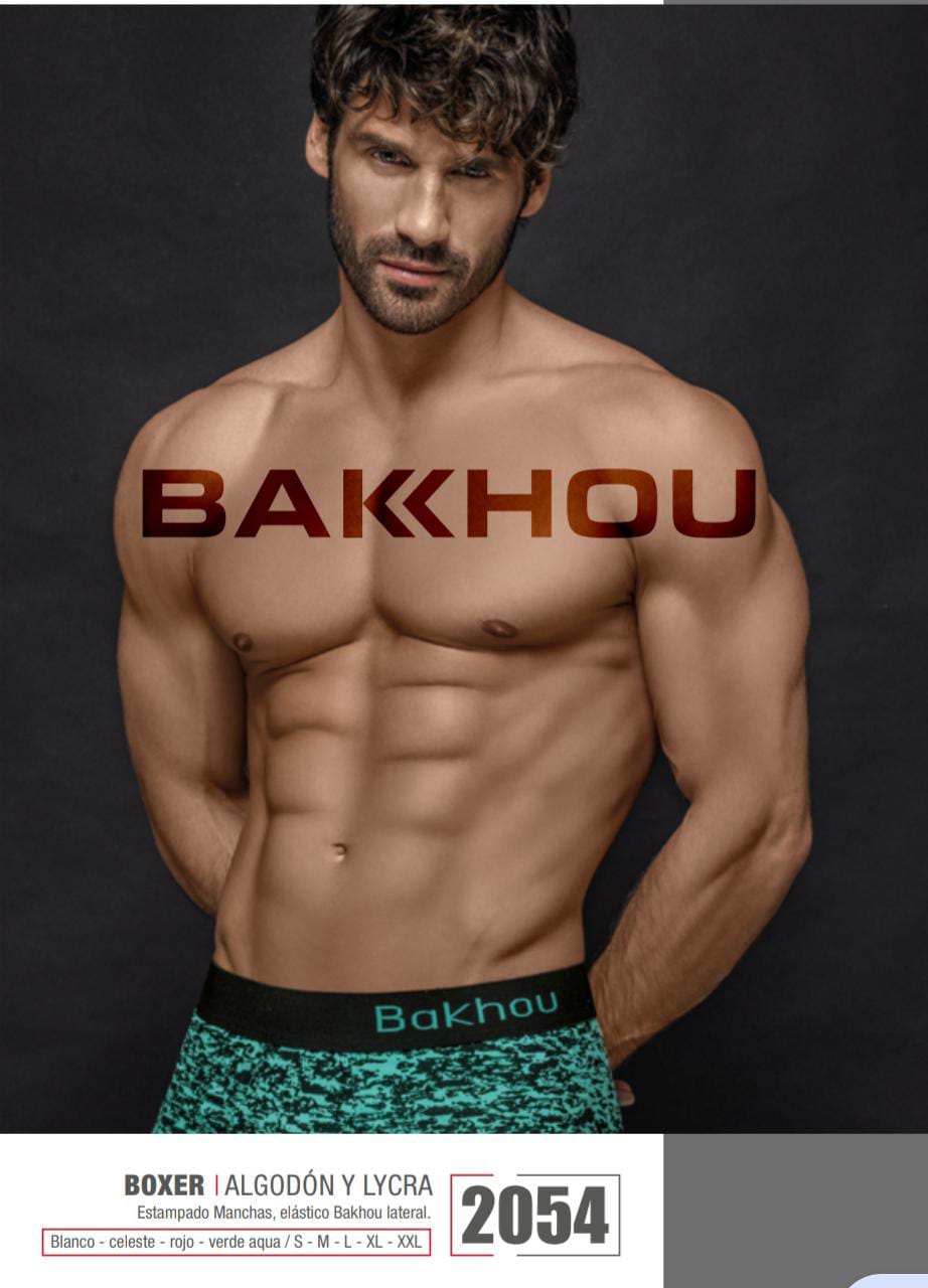 Hombre con boxer bakhou y abdomen marcado