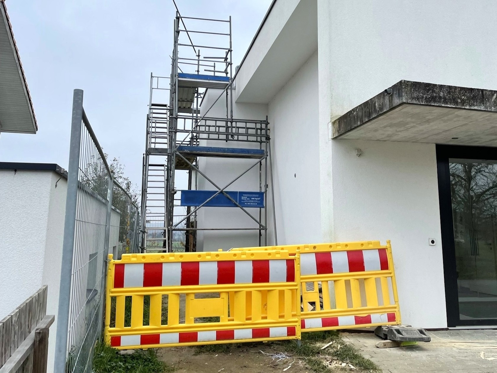 Aussenansicht des Einfamilienhauses mit angebautem Personenaufzug.