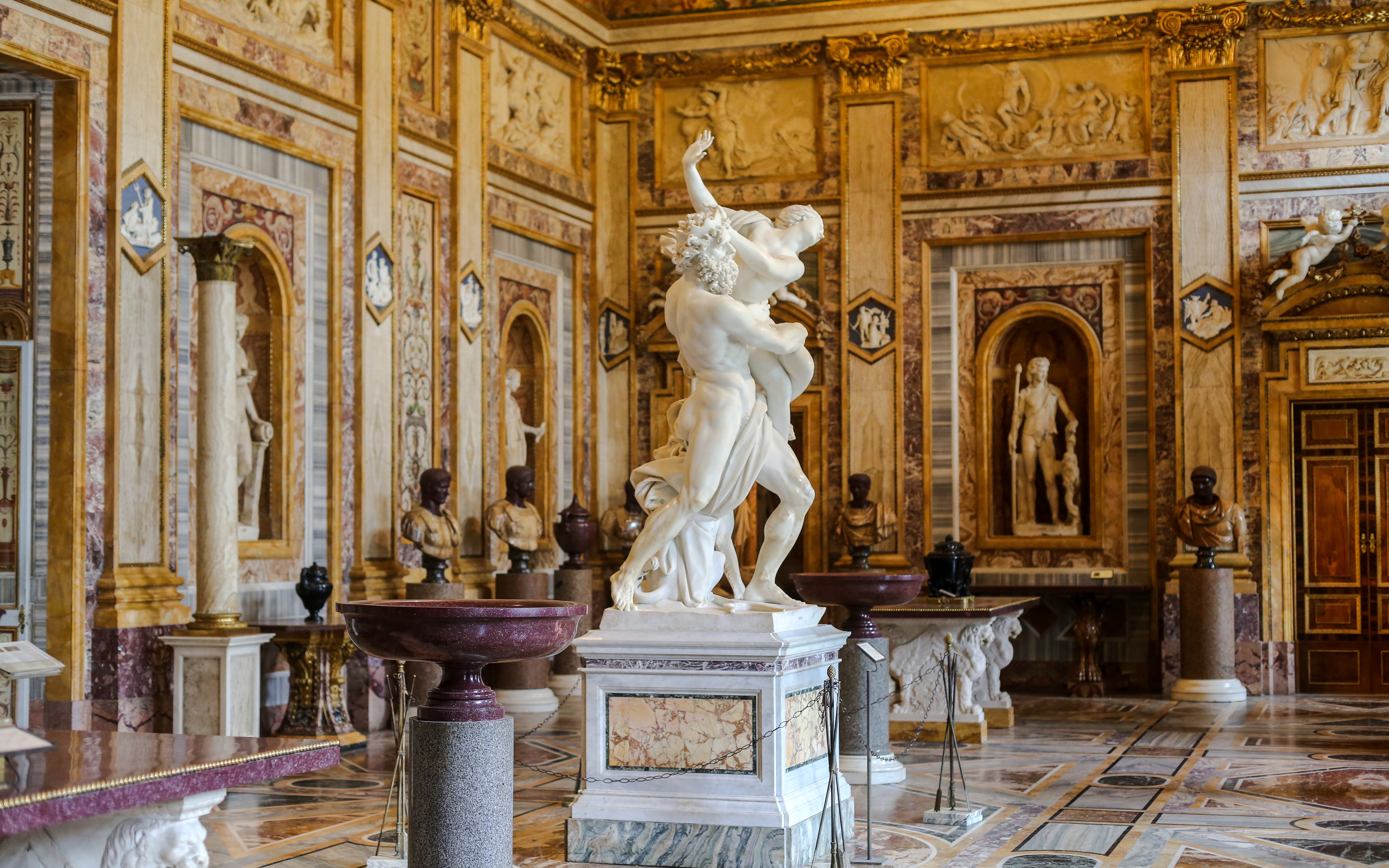 罗马博格塞美术馆华丽展厅内的雕塑。