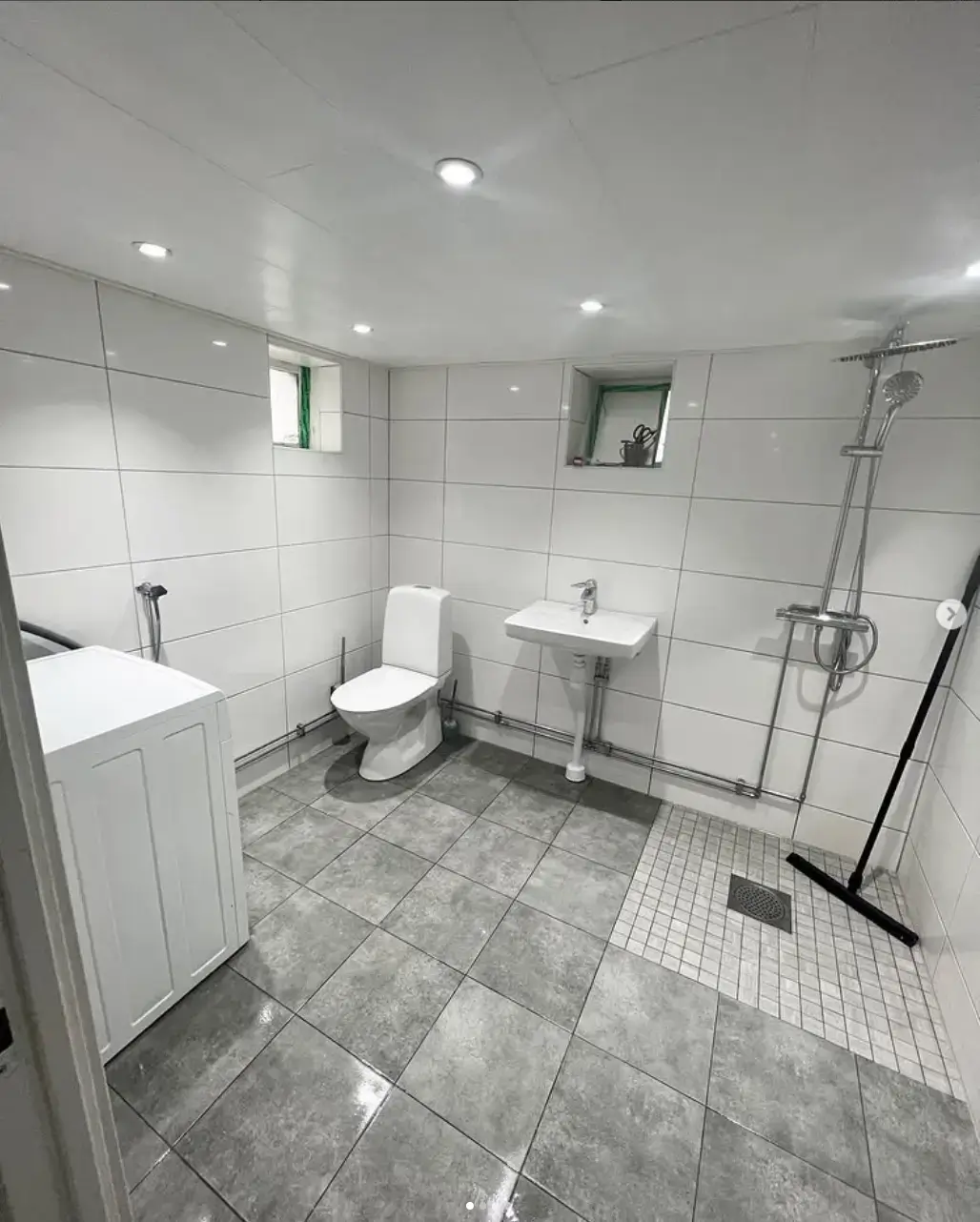 Minimal counter with cooking equipment