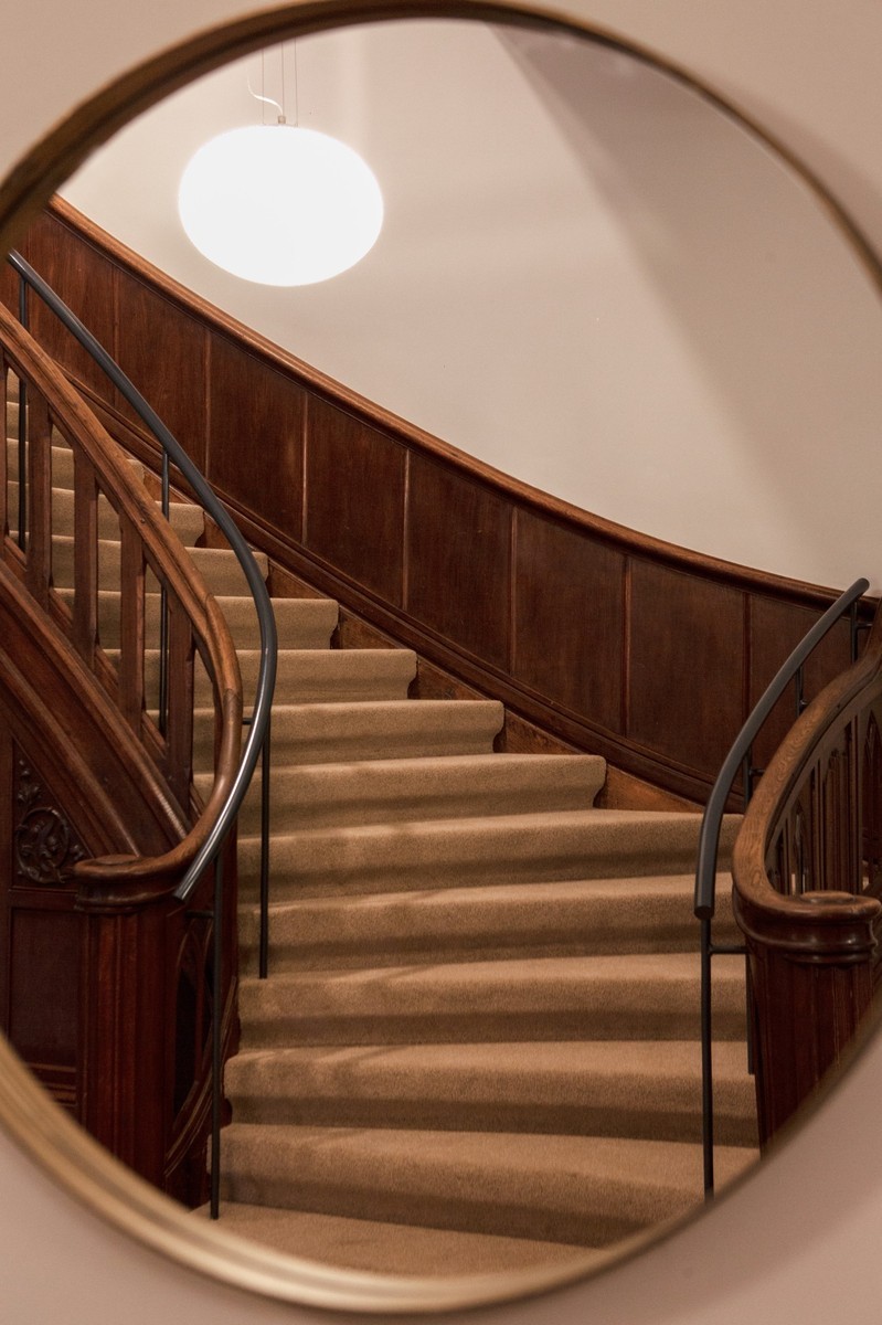 ronde spiegel doorkijkje oude trap 