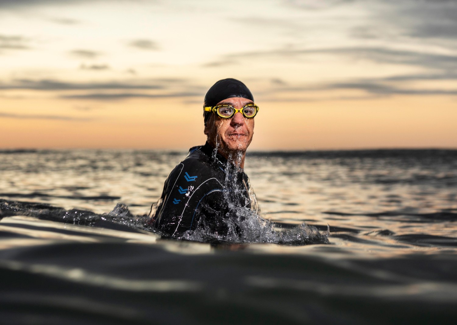 trening triathlon pływanie open water zawodnik przygotowanie do startu