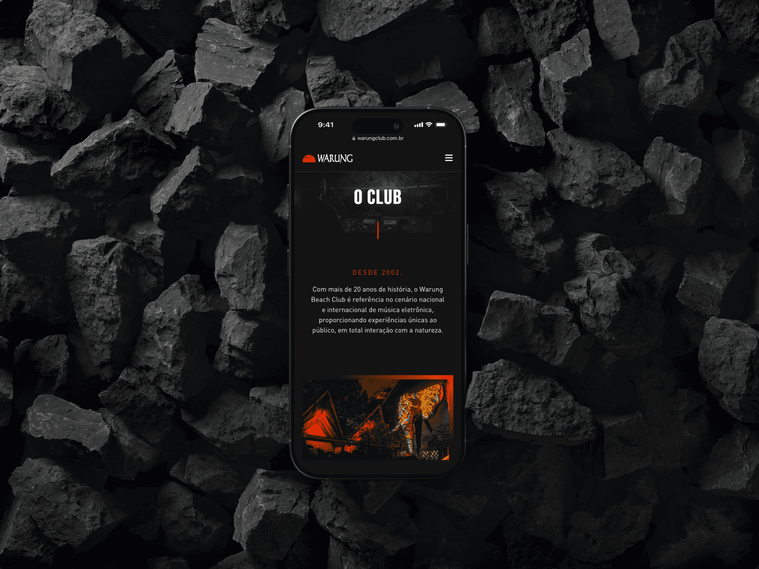 Mockup mobile da página "O Club" do Warung Beach Club.