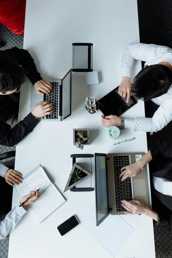 Entreprenör arbetar med digital factoringlösning för företag och snabb fakturafinansiering