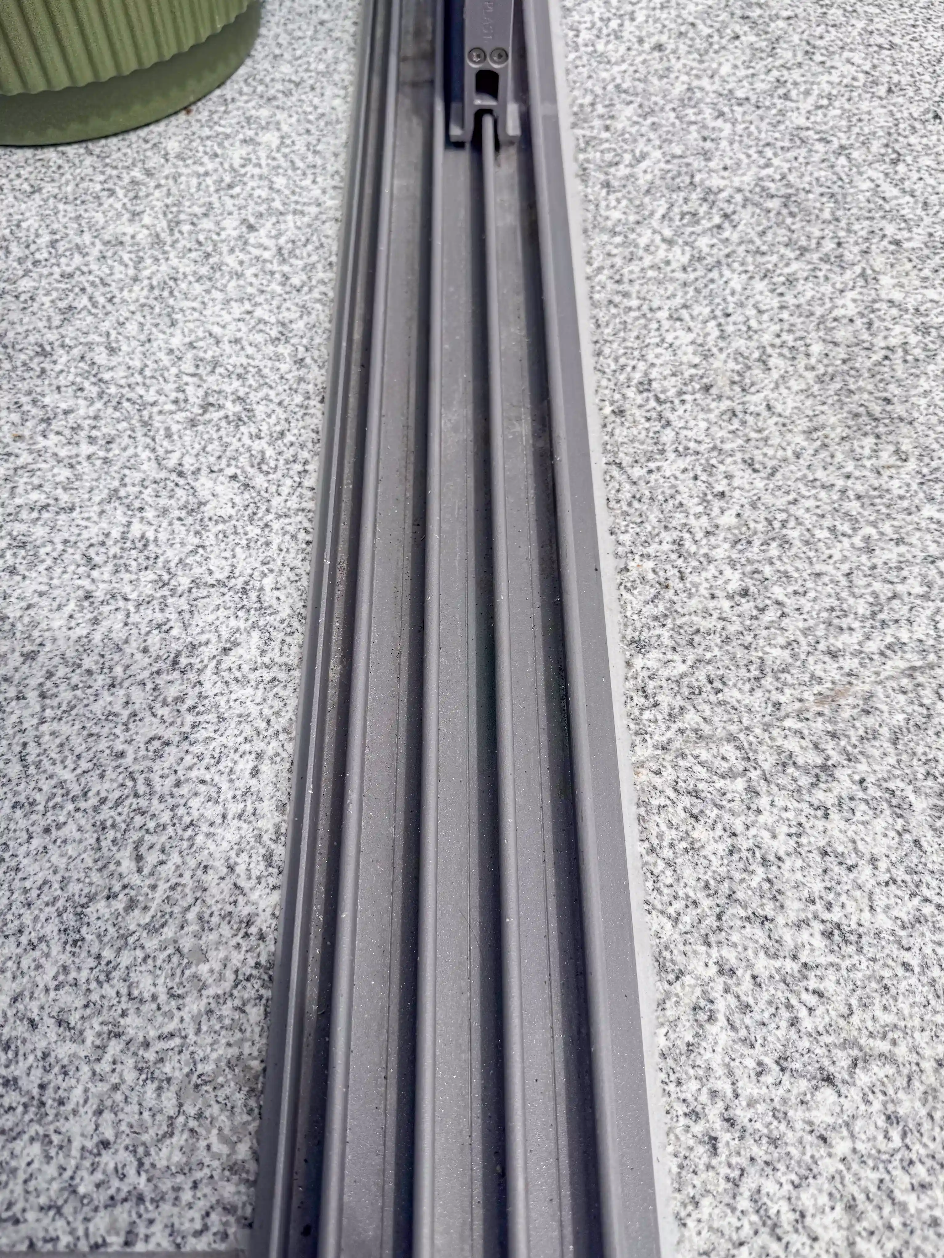 Bodenschiene in RAL 9007 mit Granitplatten