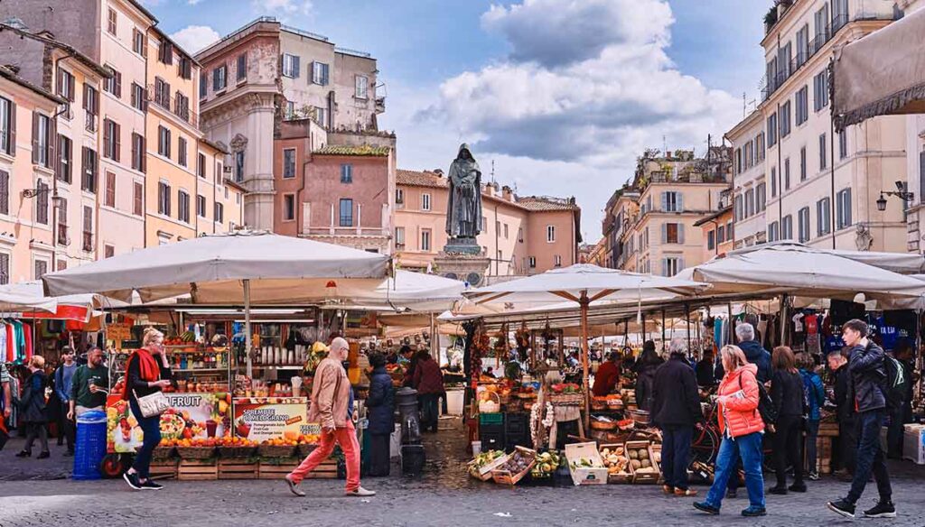 Mercato rionale a roma copre negozi importanti con tendoni e merci