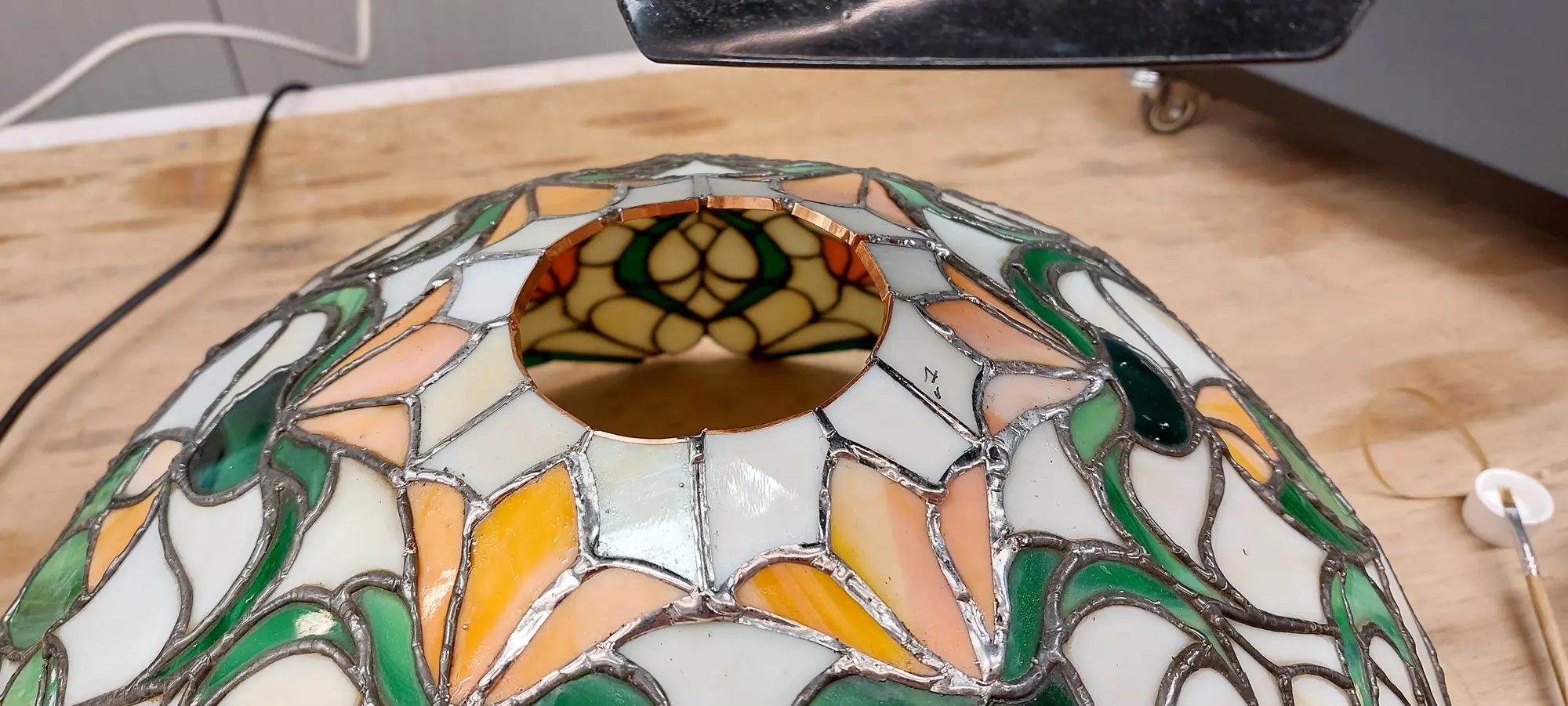 Tiffany stijl lampenkap, de witte glasstukken werden op maat gesneden en voorzien van folie om te solderen