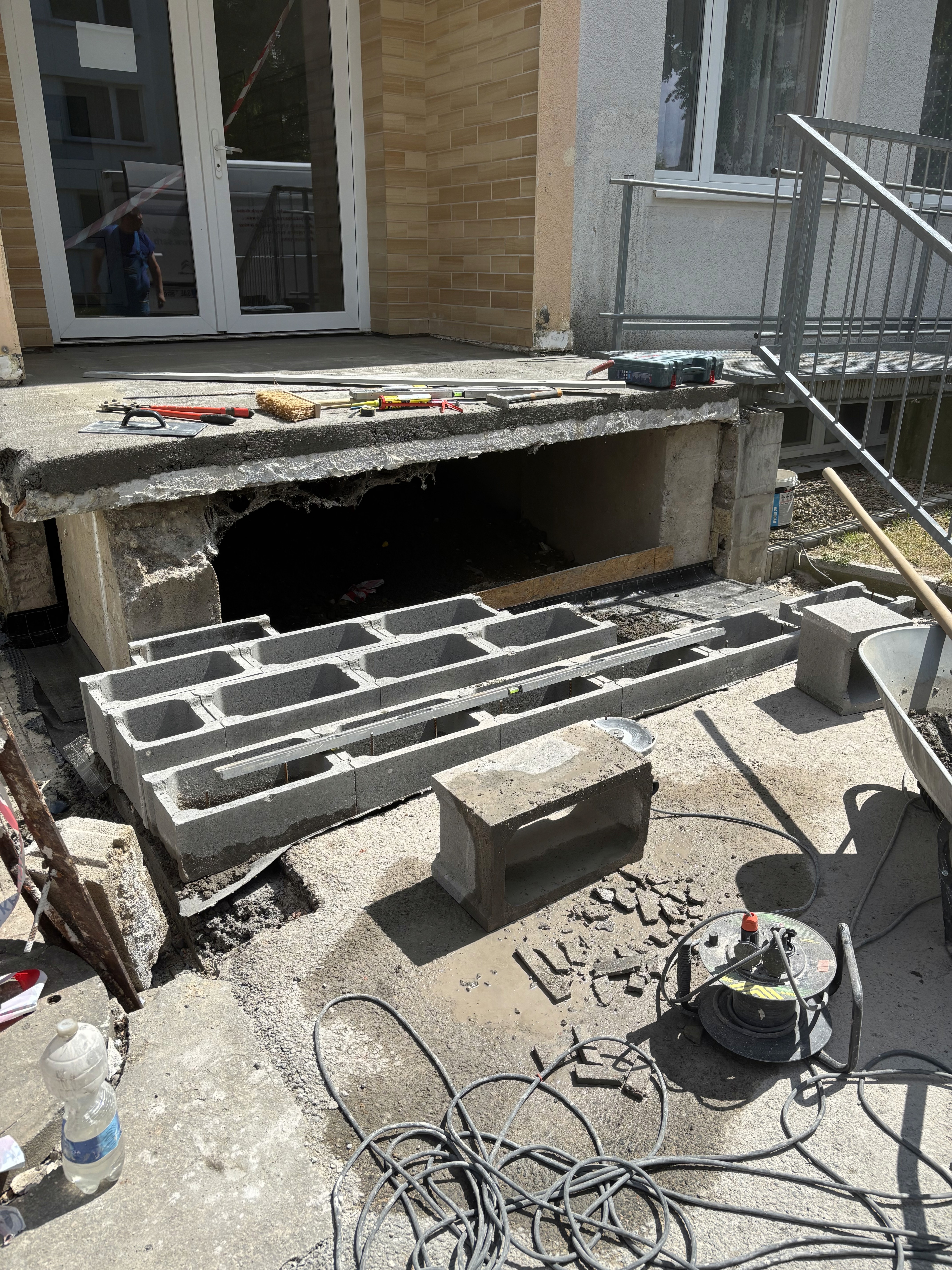 Rekonstrukce vstupních schodišť