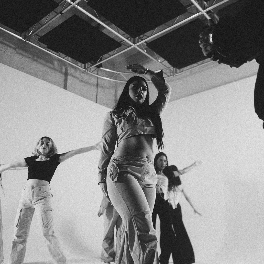 ROTE MÜTZE RAPHI x KATY B DIAMOND x ACHTABAHN - CHLOÉ (OFFICIAL VIDEO), dancer in front of camera, schwarz weiß biod tanz gruppe