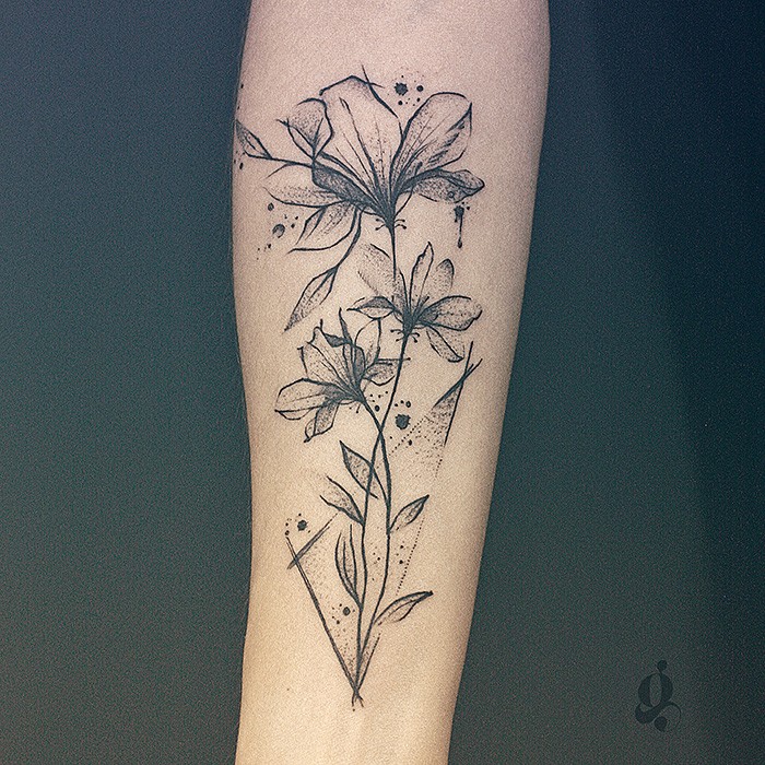 Fleur & prénom d'enfant - Graphique & Blackwork, Floral & Botanique, Concept & Sur-mesure par Julien Joolz à Grinoir Tattoo