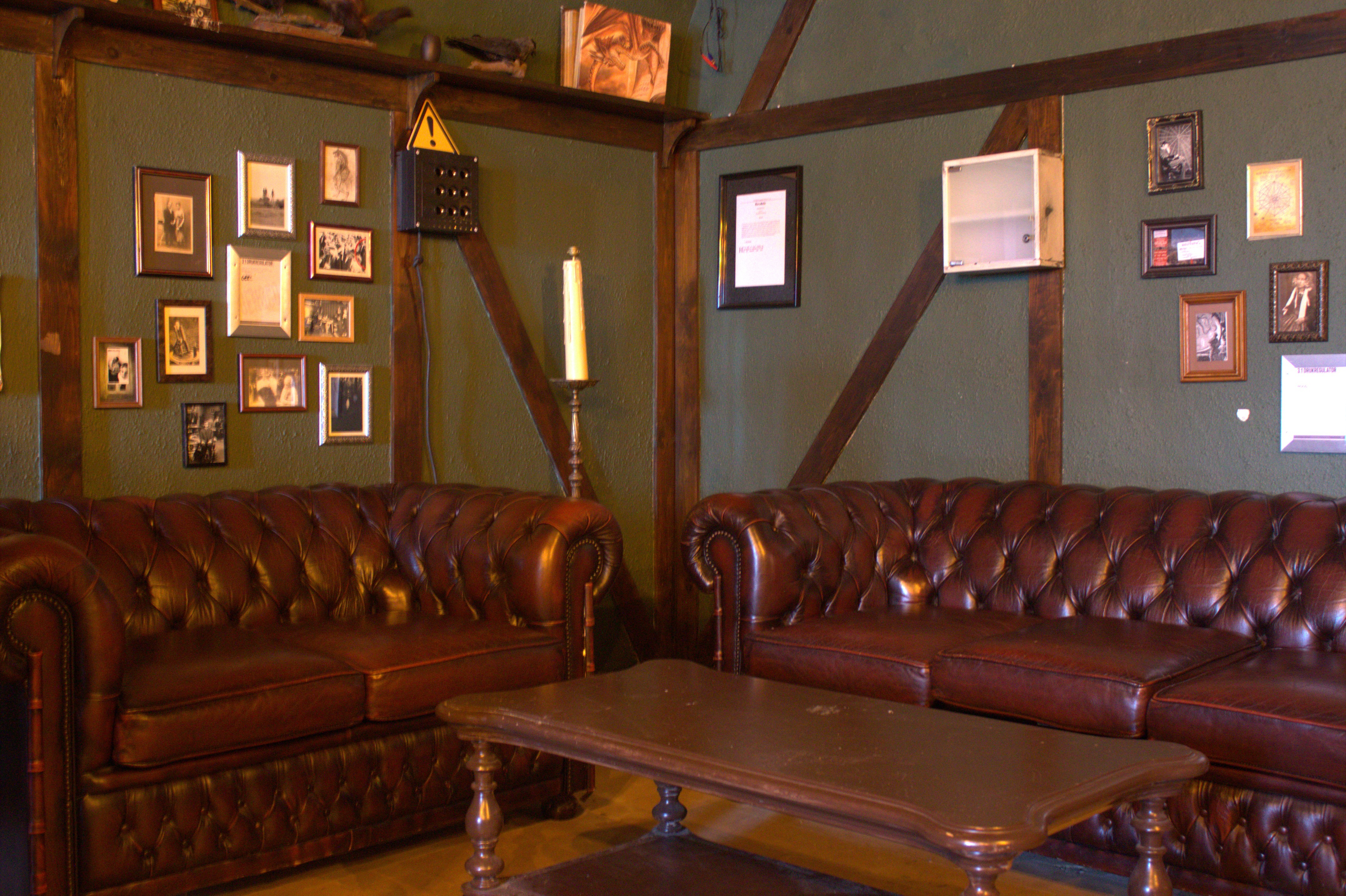 Escape Fort Liezele: interieur ontvangstruimte met rustieke houten accenten en bakstenen muren – gezellige wachtruimte cafe in authentiek fort Puurs Antwerpen