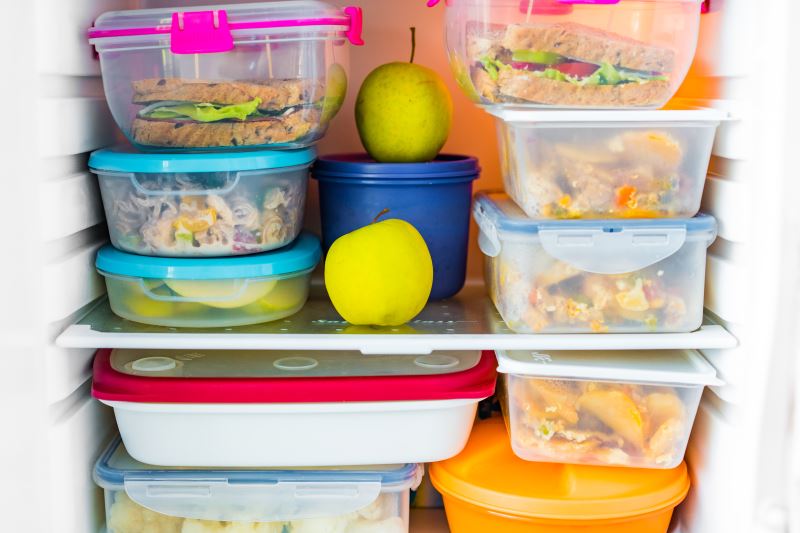Alimenti in frigo negli appositi contenitori