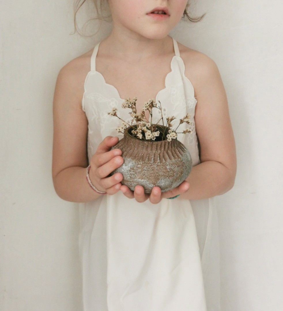 Bol en grès artisanal gravé avec fleurs séchées, style poétique – idée cadeau céramique Guérande