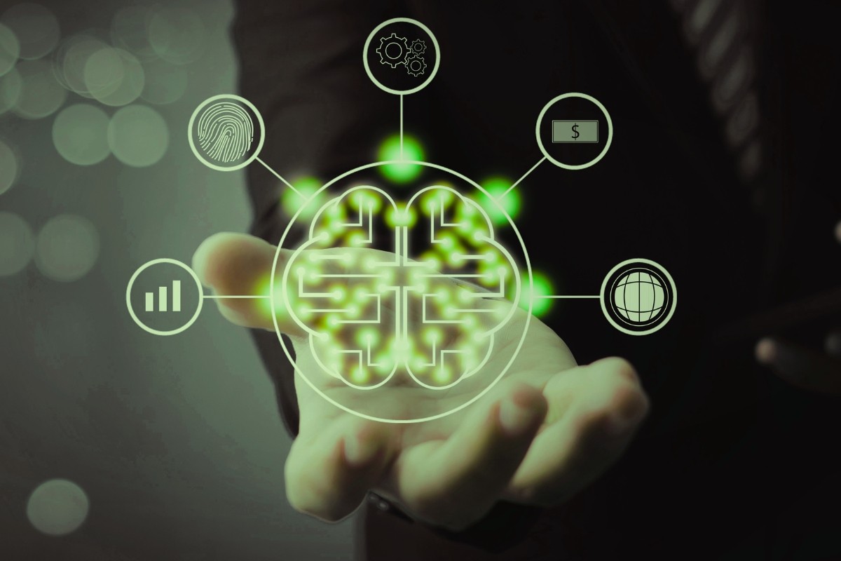 Chytrý telefon na kterém je otevřený internetový vyhledávač Google