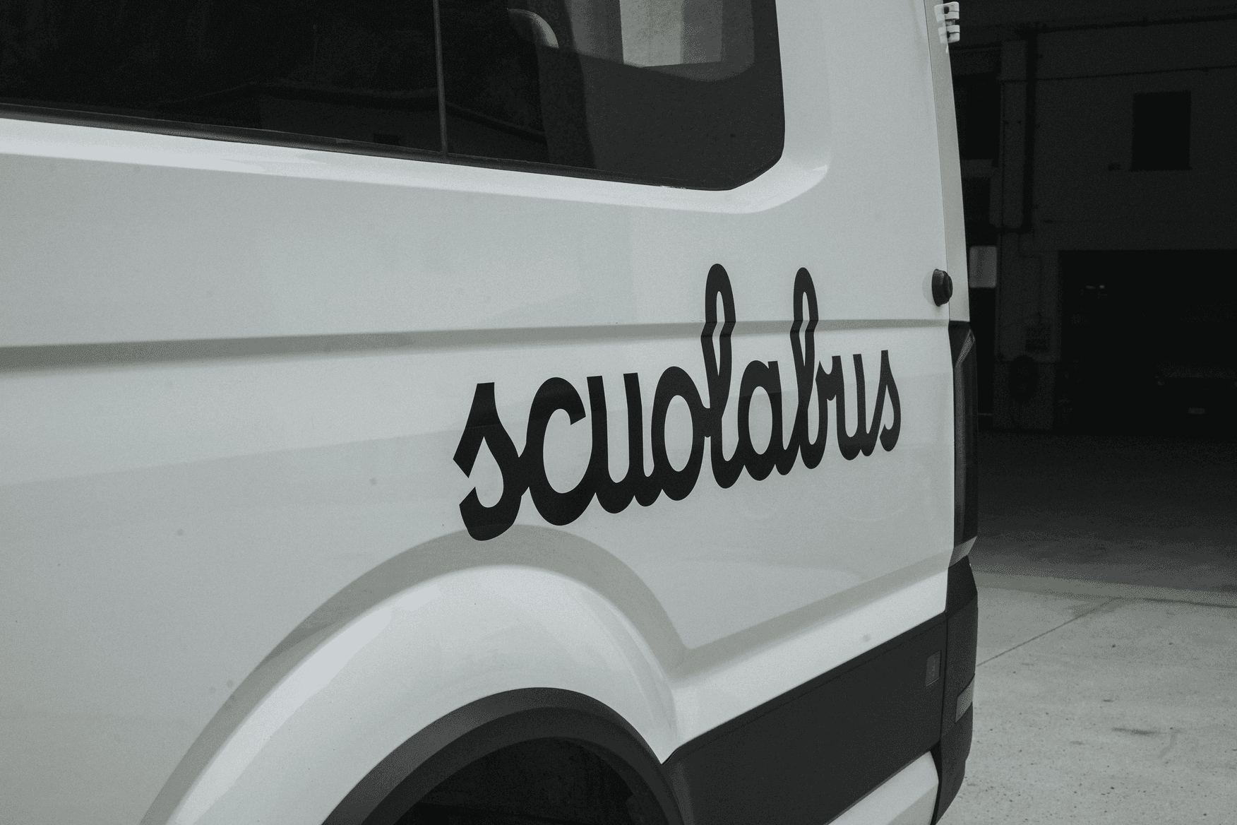 Visione dello scuolabus in vicinanza