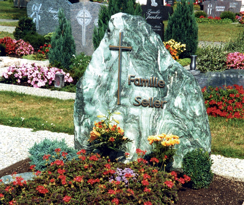 Grabsteine Weikert und Maier