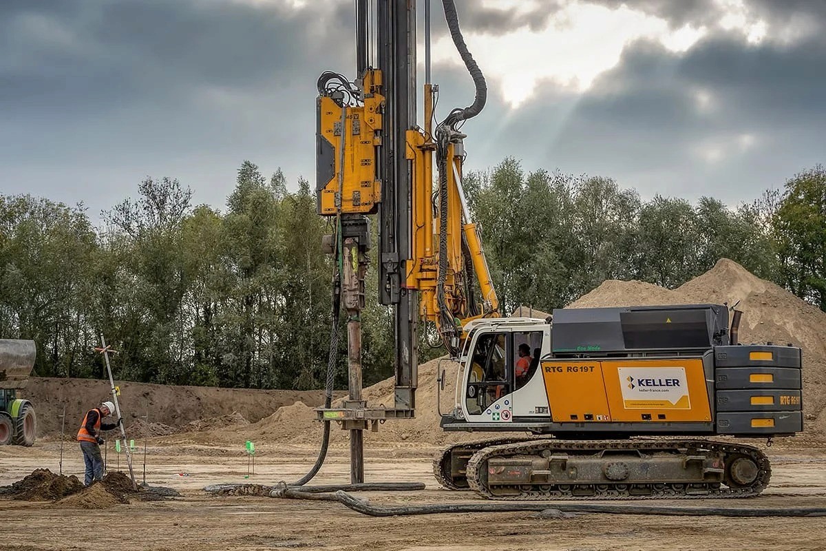 Forage chantier avec pelleteuse Liebherr — photo BTP et industrie Lille Nord | Anteale Yann Manac’h 2025