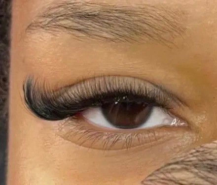 Extension de cils naturelle sur œil marron – résultat léger et précis, effet volume pour sublimer le regard, réalisé par technicienne spécialisée en beauté du regard.