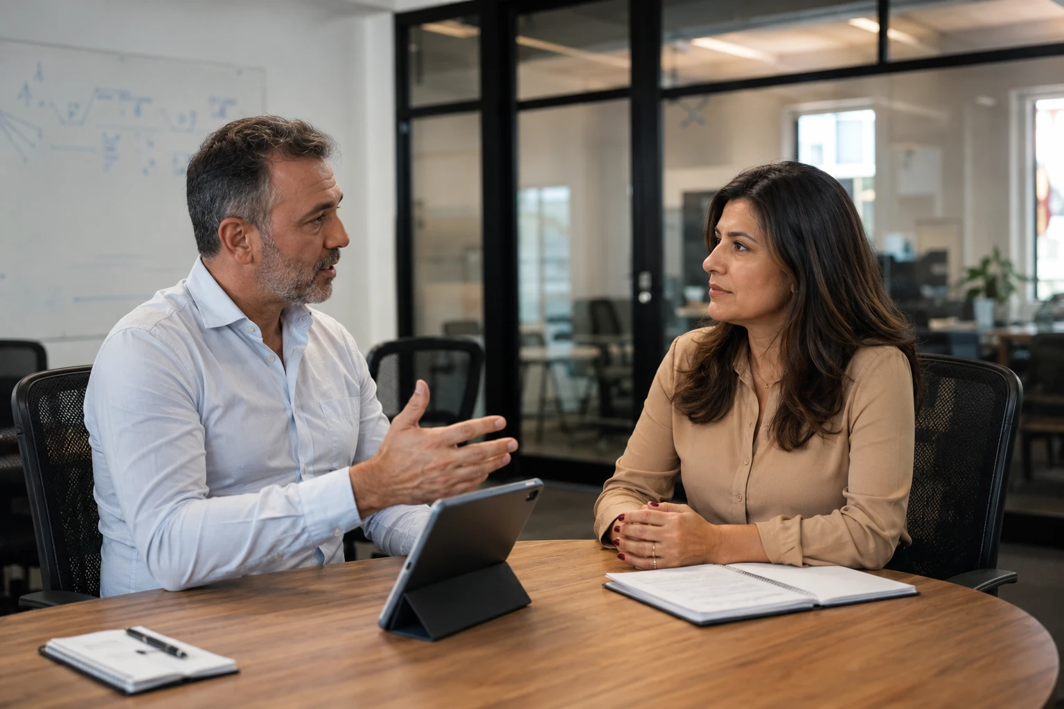 Consultor e decisora em reunião de negócios discutindo canais de captação de leads B2B