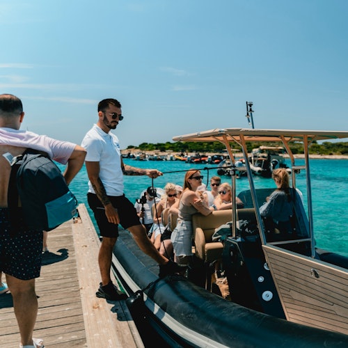 Toto speedbåter ved Budikovac-øyas Blå Lagune