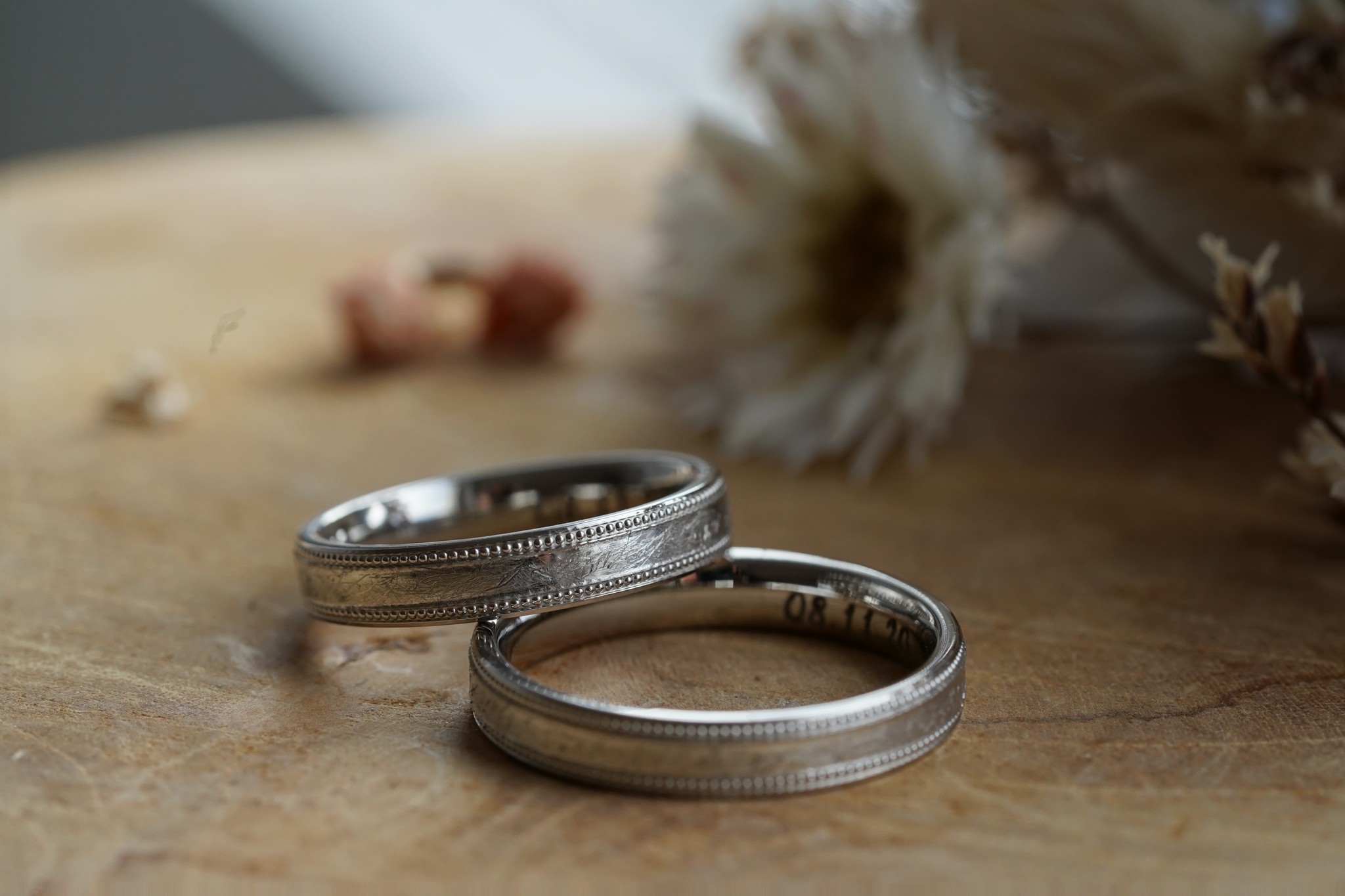 Strukturierte Trauringe aus hellem Edelmetall wie Platin oder Silber – edle Ringe mit Charakter.