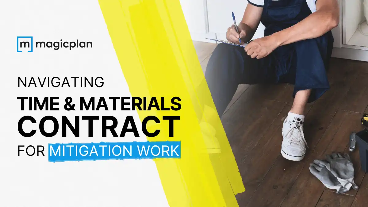 un expert du domaine technologique prenant des notes