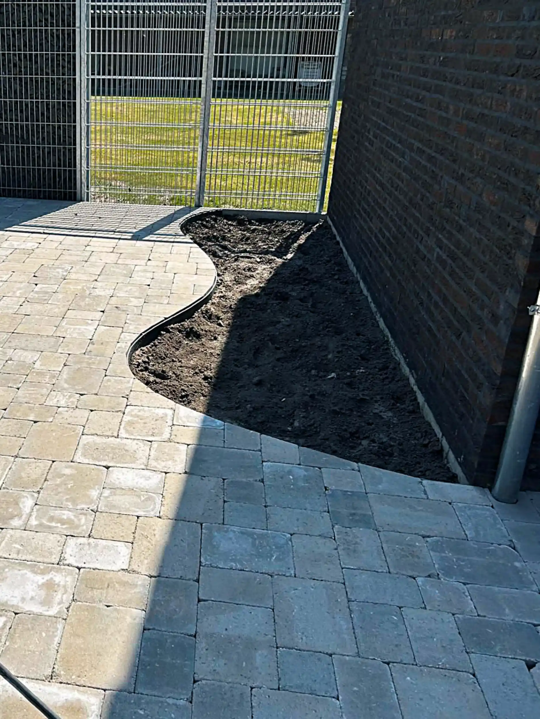 Betonklinkers aanleggen, vakmanschap.