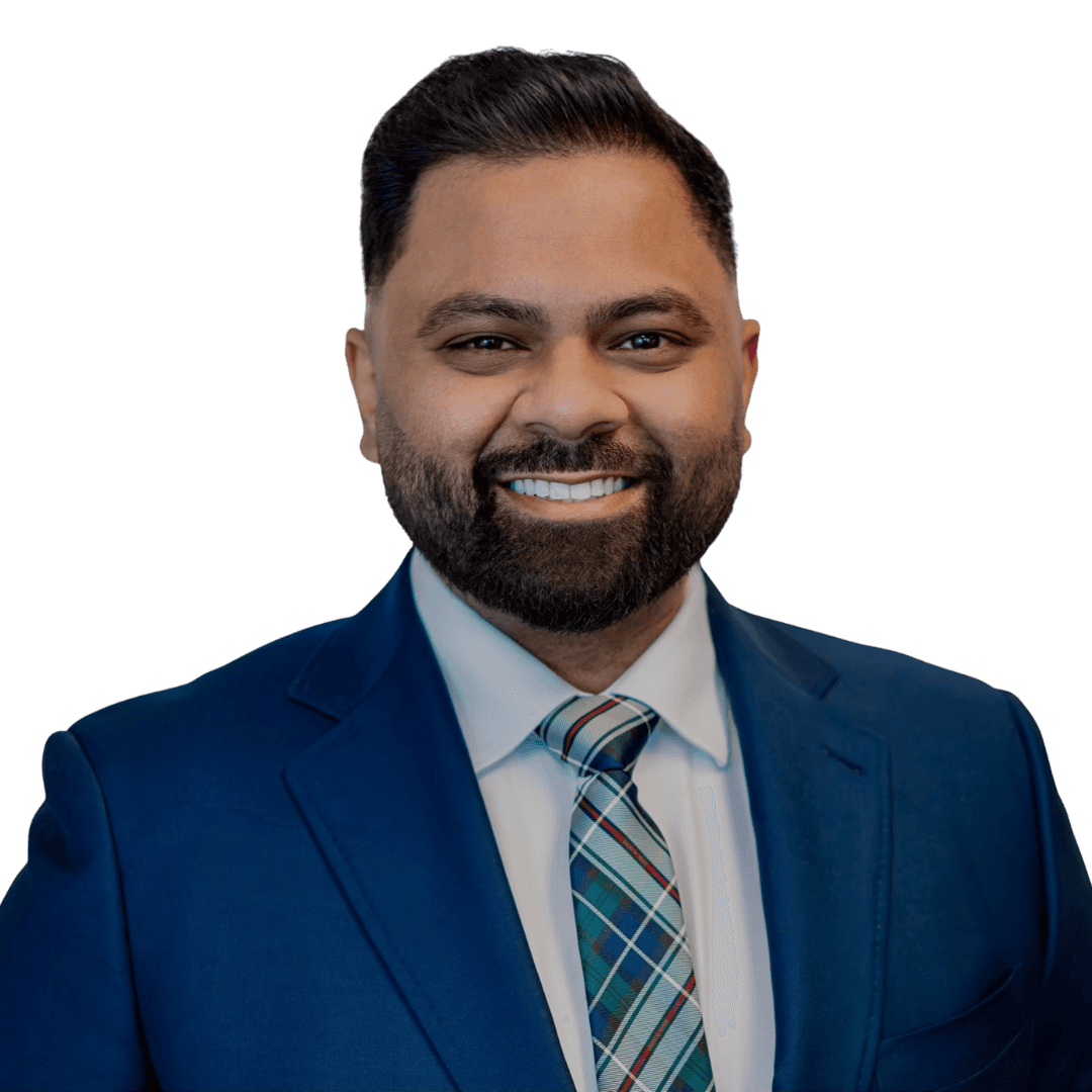 man wearing black notched lapel suit jacket in focus photography