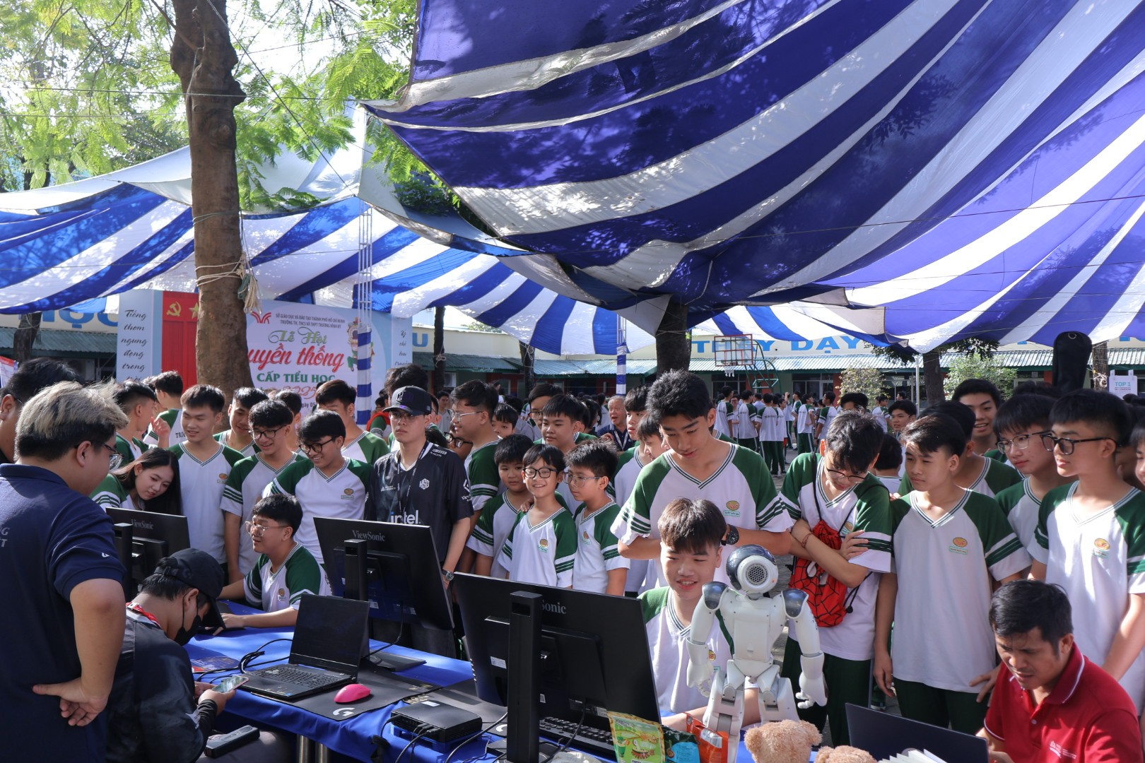 HSU lan tỏa tinh thần học tập tại Lễ hội Truyền thống Trường Trương Vĩnh Ký