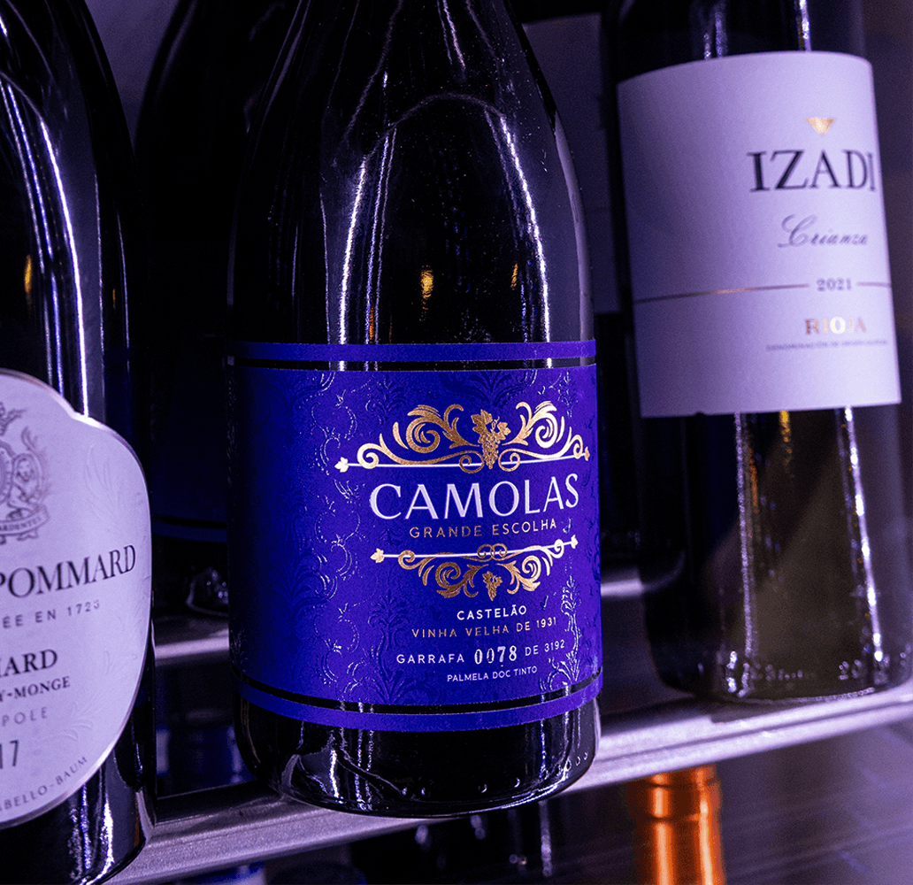 Čerstvé hovězí maso vystavené v chladícím pultu řeznictví, kvalitní hovězí pro gastronomii.