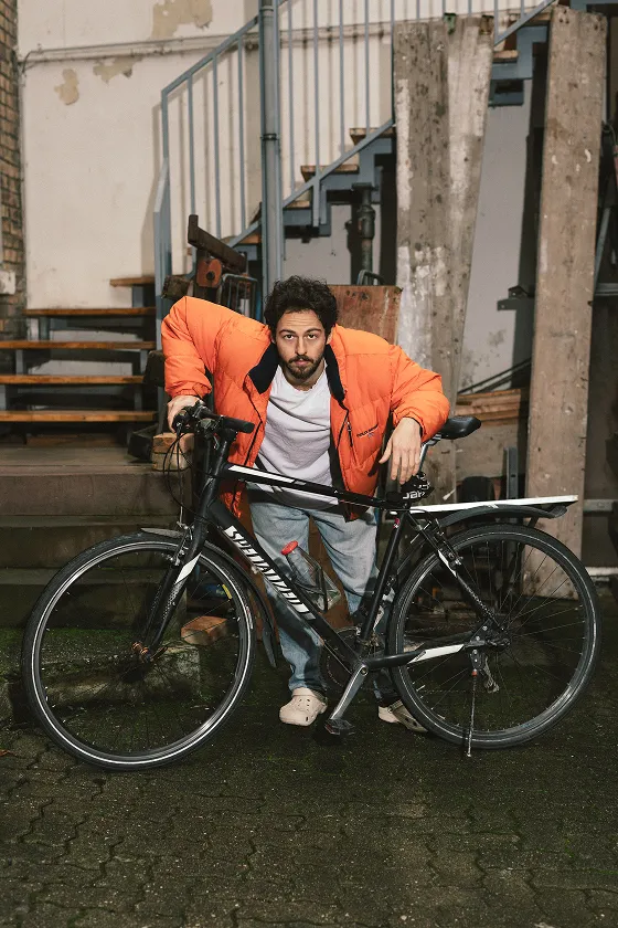 SukOne posiert mit seinem Fahrrad