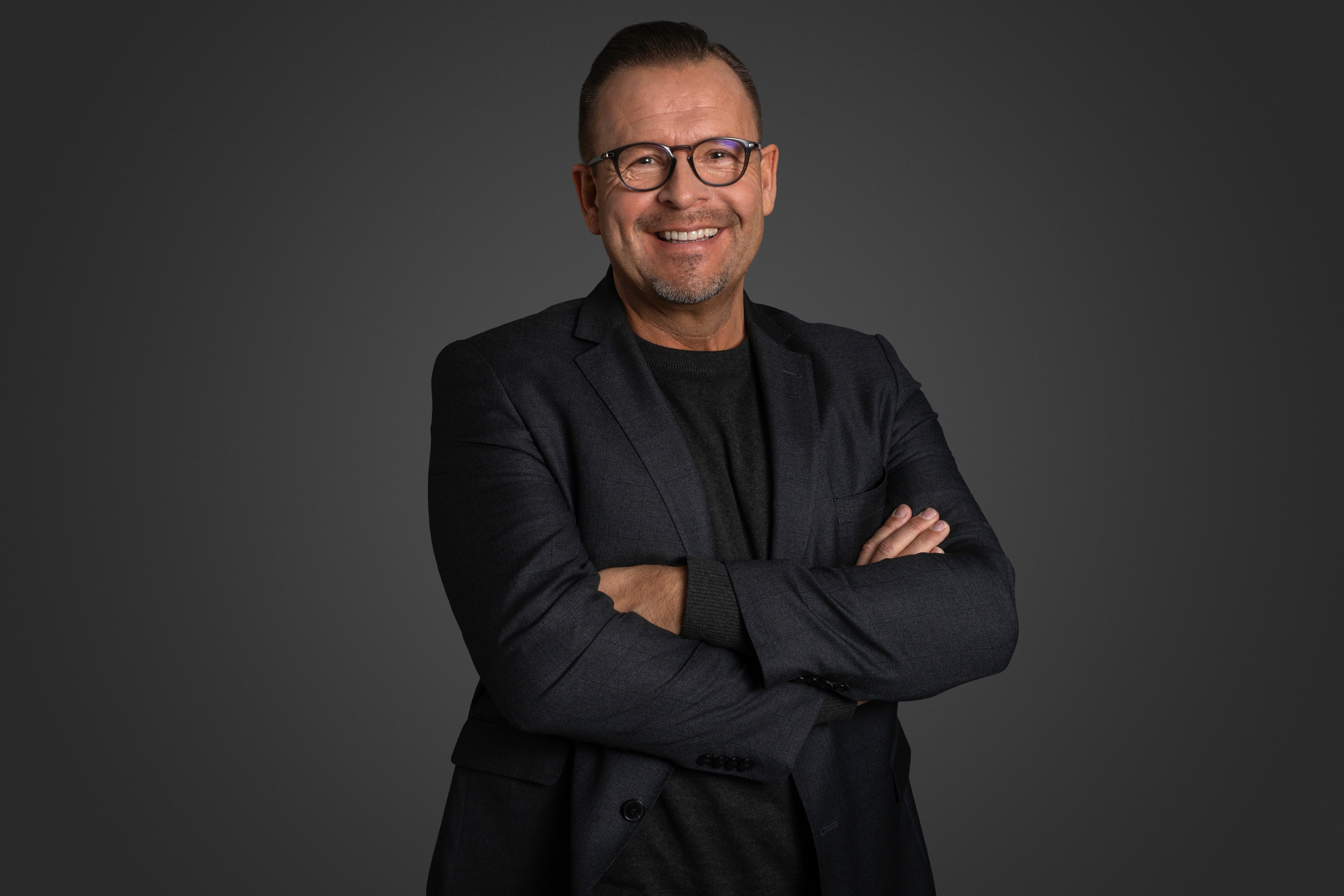 Authentisches Business-Porträt Stuttgart eines Mitarbeiters von ATSW Media, zeigt Kompetenz und Nahbarkeit.