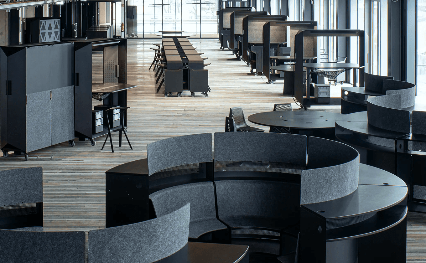 Konferenzbereich mit modularen schwarzen SCOPE Elementen und flexiblem Raum-in-Raum Setup.