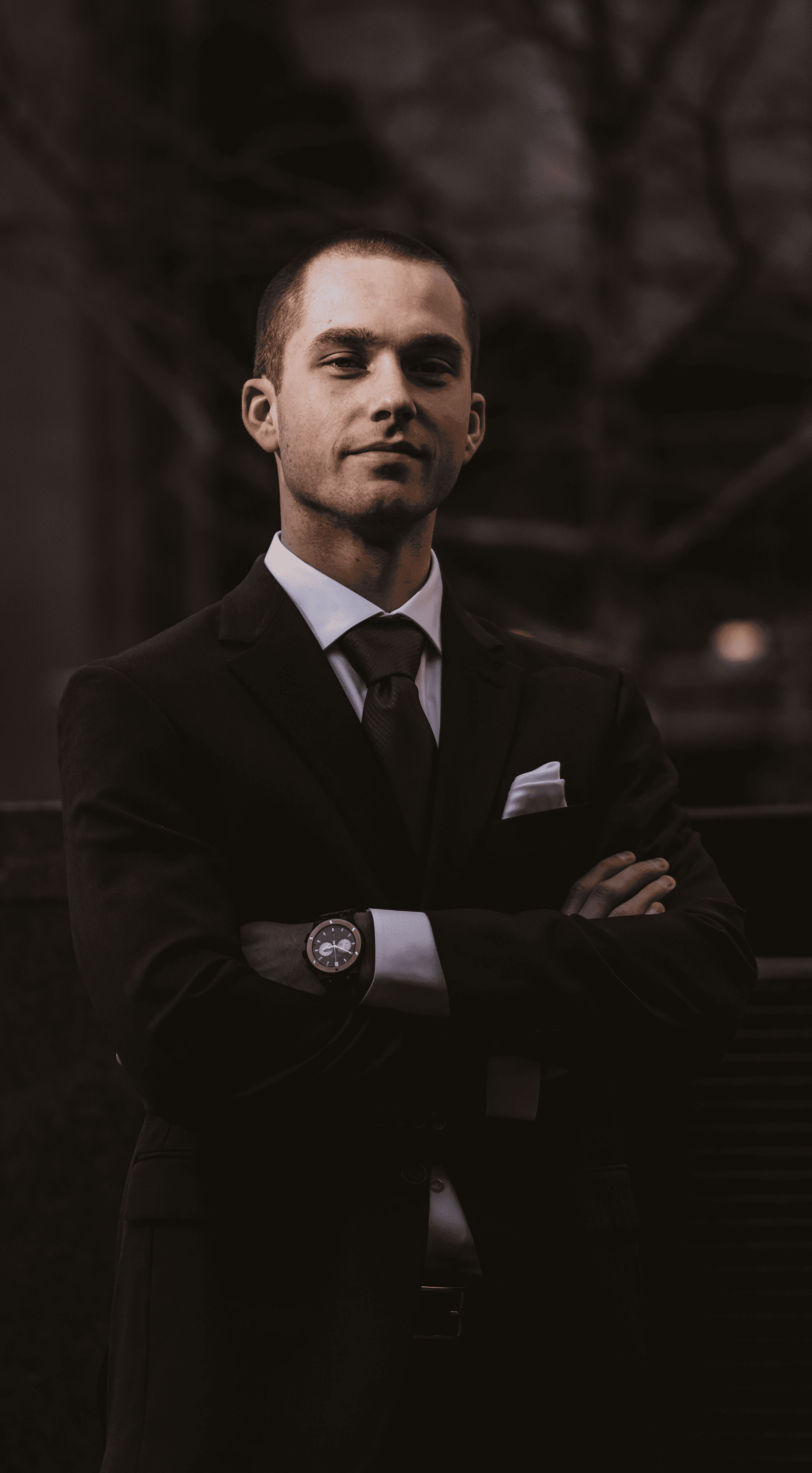 man wearing black notched lapel suit jacket in focus photography