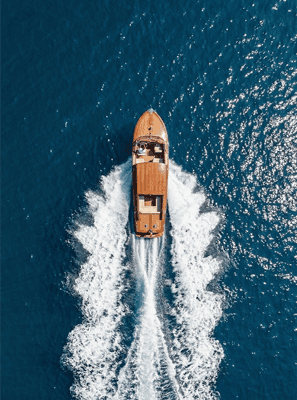 частная лодка для передвижения по лагуне Венеции