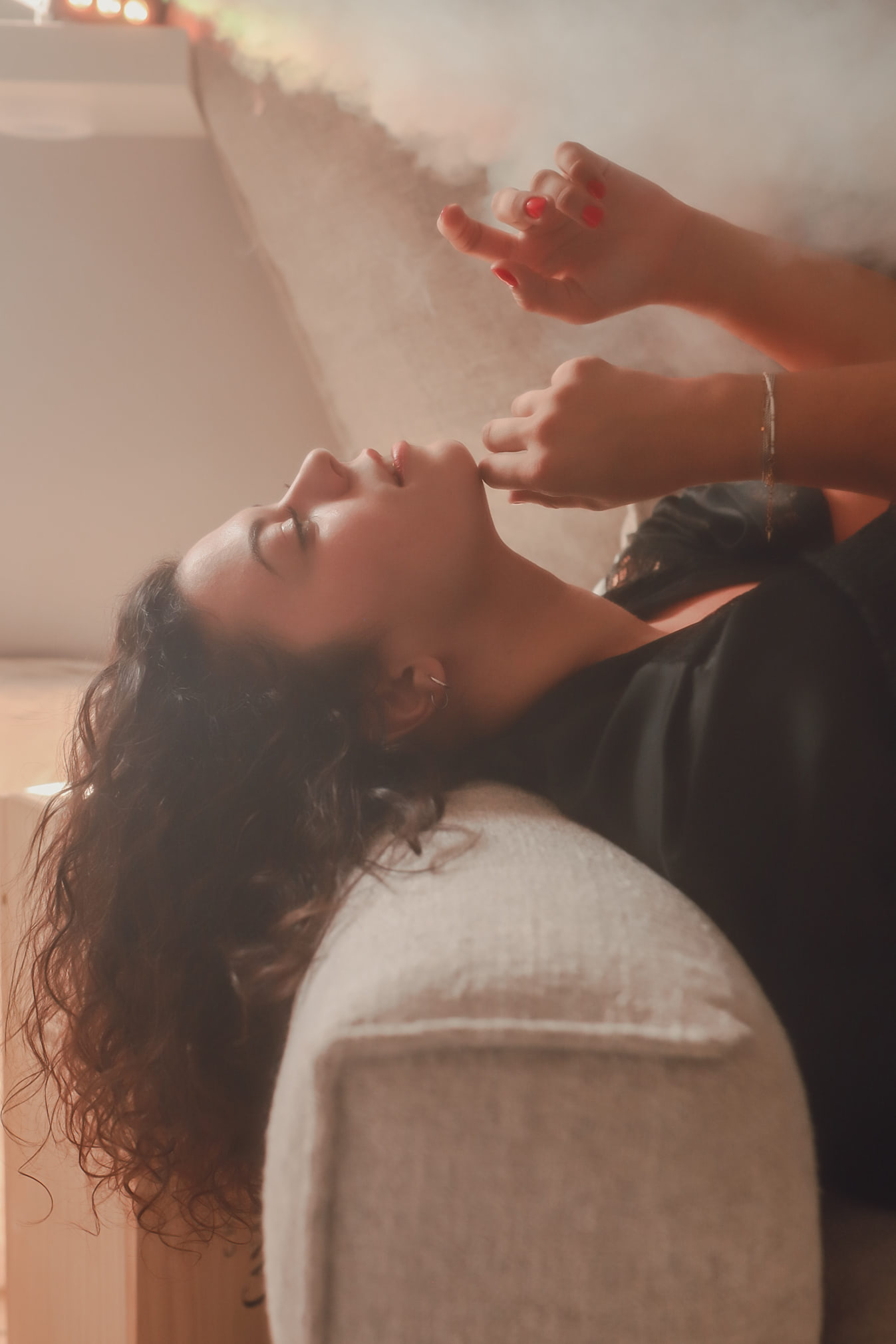 Femme allongée sur un canapé