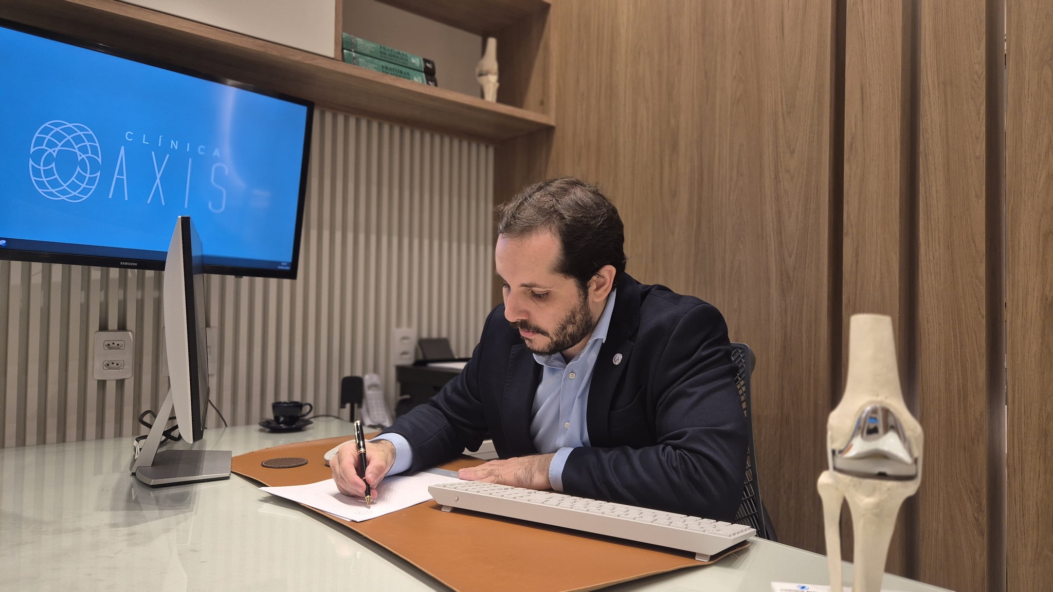 Dr. Ricardo Realizando uma consulta na clinica Axis